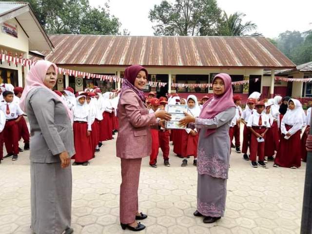 Sasmi Erli, S.Pd.I, anggota DPRD Dharmasraya peduli pendidikan.